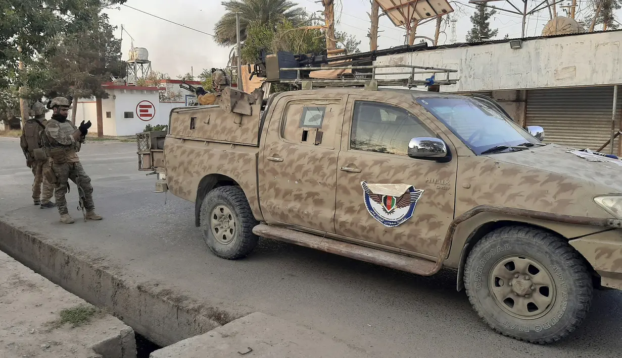 Pasukan Khusus Afghanistan berpatroli di jalan yang sepi selama pertempuran dengan pejuang Taliban di Lashkar Gah, Provinsi Helmand, Afghanistan, Selasa (3/8/2021). Jatuhnya Lashkar Gah akan menjadi titik balik utama dalam serangan yang dilakukan Taliban. (AP Photo/Abdul Khaliq)