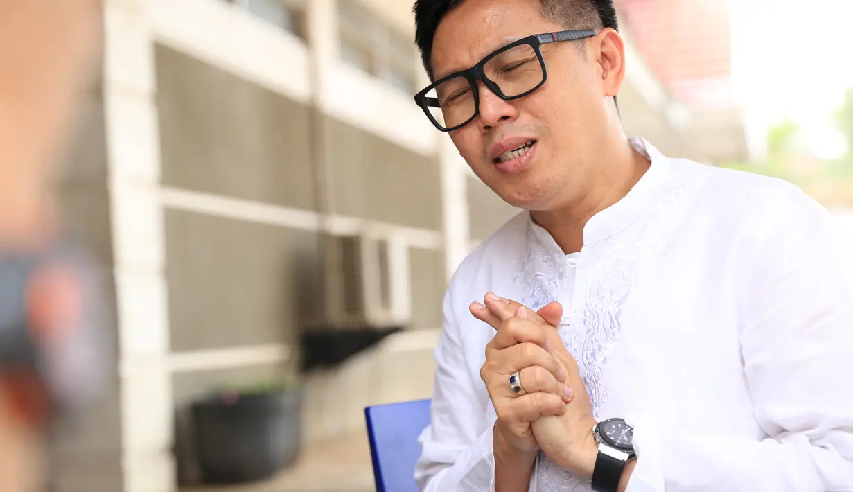 "Seperti biasa, saya berkurban itu ada empat sampai lima titik. Hari ini di Kommando, Tu Bagus Angke, dan Jatinegara. Terus besok di tiga tempat dan Minggu insyaallah di tiga tempat," ujar Eko Patrio di Jumat (1/9). (Adrian Putra/Bintang.com)