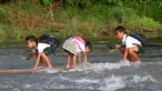 Sejumlah bocah menyeberangi sungai menggunakan perahu rakit untuk berangkat sekolah di Montalban, Rizal timur laut dari Manila, Filipina (13/6). Tidak adanya fasilitas jembatan membuat para siswa mempertaruhkan keselamatannya. (REUTERS/Erik De Castro)