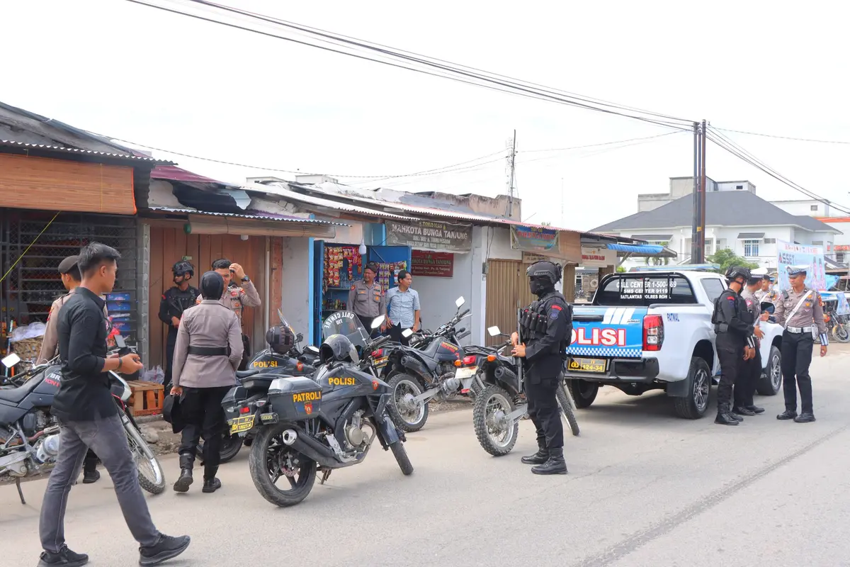 Personel Polres Rokan Hilir bersama Brimob Polda Riau lakukan patroli skala besar seiring dengan pelantikan Presiden.