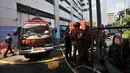 Suasana saat petugas pemadam melakukan pendinginan dan penyisiran di sekitar lokasi kebakaran Gedung Kementerian Perhubungan (Kemenhub), Jakarta, Minggu (8/7). Dalam kebakaran tersebut dilaporkan 3 orang tewas. (Merdeka.com/Iqbal S Nugroho)