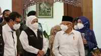 Gubernur Jatim Khofifah saat mendampingi Wapres Ma'ruf Amin rapat soal Semeru. (Dian Kurniawan/Liputan6.com)