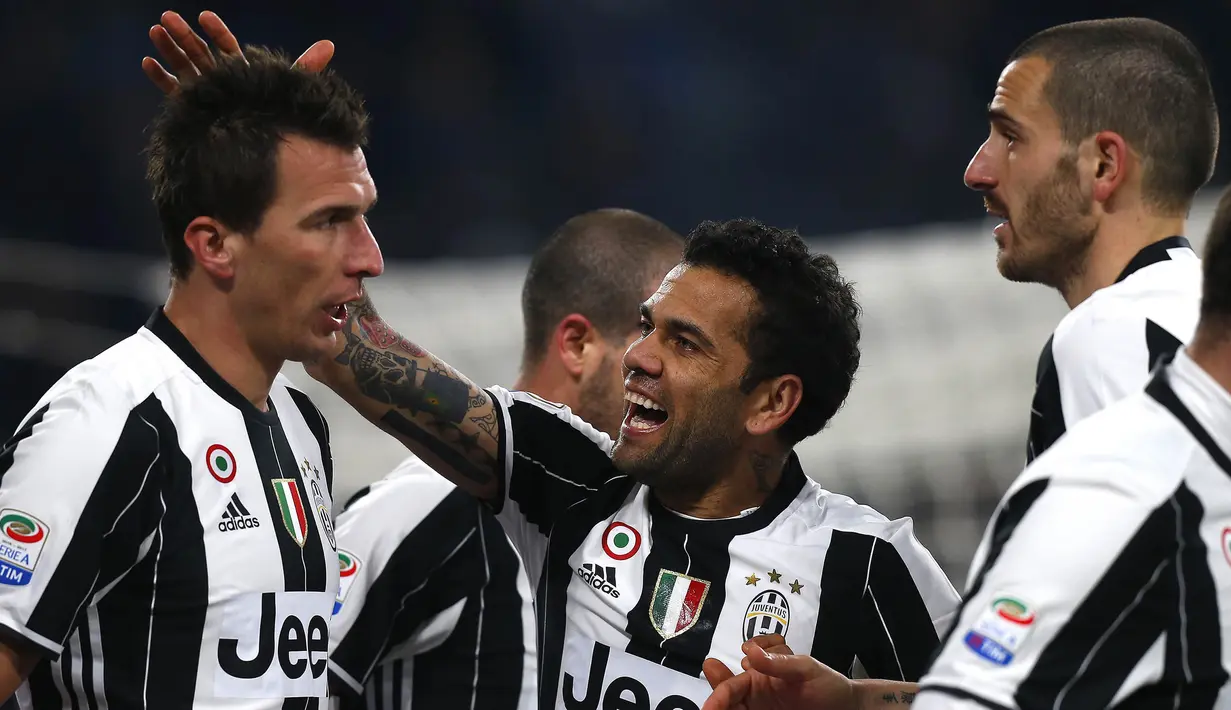 Para pemain Juventus merayakan gol bunuh diri yang dibuat oleh kiper Empoli, Lukasz Skorupski. Selain dari bunuh diri, gol kemenangan Si Nyonya Tua lainnya dibukukan oleh Alex Sandro pada menit ke-65. (AFP/Marco Bertorello)