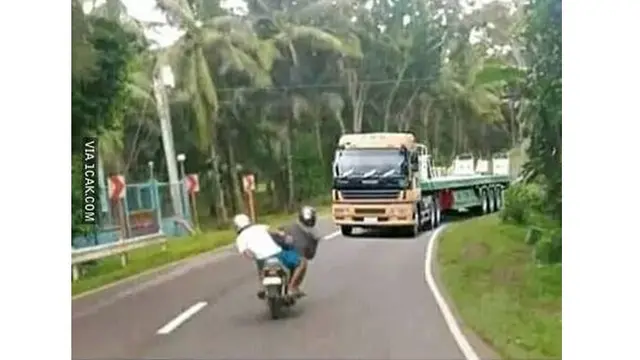 6 Kelakuan Bapak-Bapak saat Dibonceng di Motor Ini Kocak