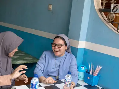 Suster Edita SFIC (39) dan Ela Fauziah (22) merupakan mahasiswi jurusan kebidanan di salah satu sekolah tinggi di kawasan Lenteng Agung, Jakarta. (Liputan6.com/Immanuel Antonius)