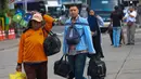 Perbedaan ini dipengaruhi variasi masa libur lebaran. Tampak dalam foto, penumpang bus Antar Kota Antar Provinsi (AKAP) saat tiba di Terminal Kampung Rambutan, Jakarta Timur, Rabu (25/3/2026). (Kapanlagi.com/Budy Santoso)