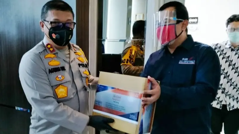 Kapolda Riau menyerahkan bantuan obat untuk penanganan pasien Covid-19 di Pekanbaru kepada Rumah Sakit Aulia.