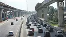 Rekayasa lalu lintas jalur satu arah (one way) diberlakukan di Tol Kalikangkung-Cikarang, Karawang, Jawa Barat, Minggu (9/6/2019). Sistem one way arus balik di jalur tersebut diperpanjang hingga pukul 24.00 WIB akibat tingginya volume kendaraan yang menuju Jakarta. (Liputan6.com/Immanuel Antonius)