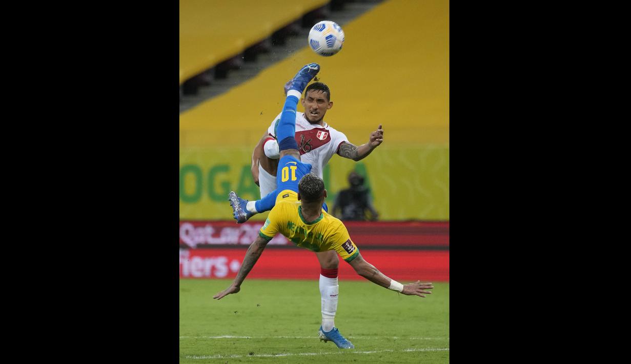 Neymar tampil apik dalam laga tersebut dengan sumbangan satu gol dan satu assist-nya. (Foto: AP/Andre Penner)