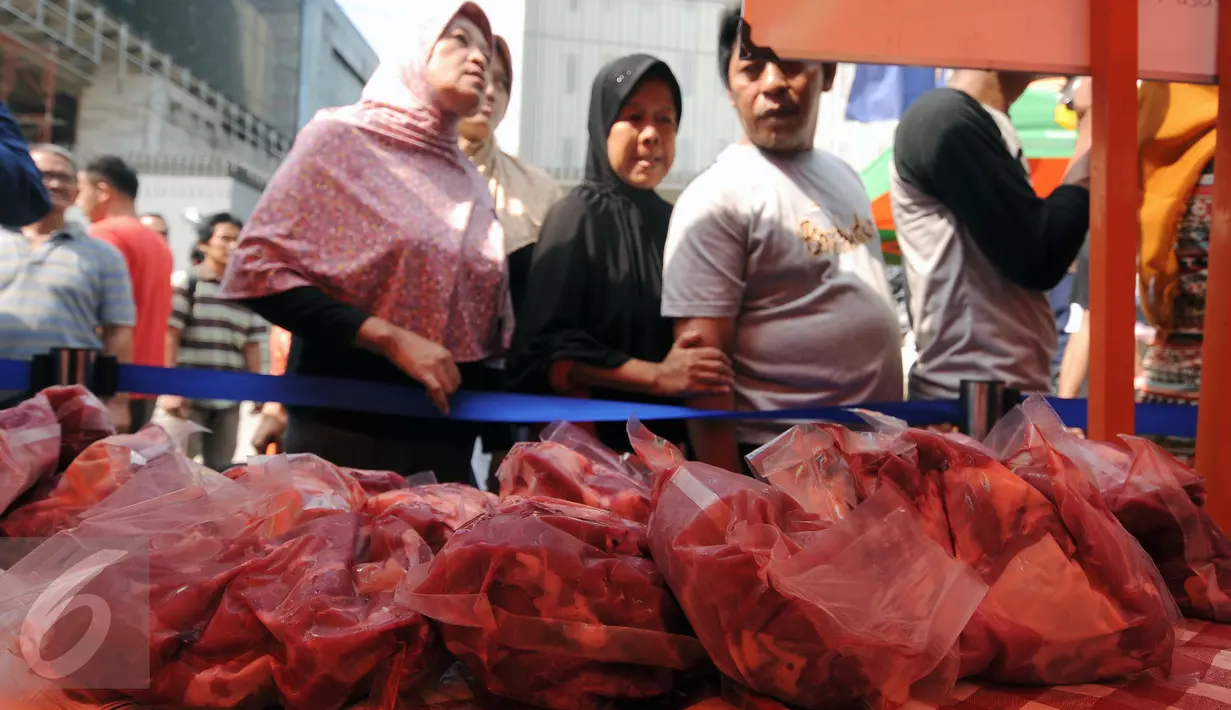 Warga memadati stand yang menjual daging saat Gelar Pangan Murah Berkualitas yang digelar di area CFD Jakarta, Minggu (8/5/2016). Kementan menggelar Pangan Murah Berkualitas di 10 lokasi di Jakarta. (Liputan6.com/Helmi Fithriansyah)
