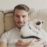 Bagaimana Jadinya Jika Cowok Kece Berfoto dengan Kucing Mereka?