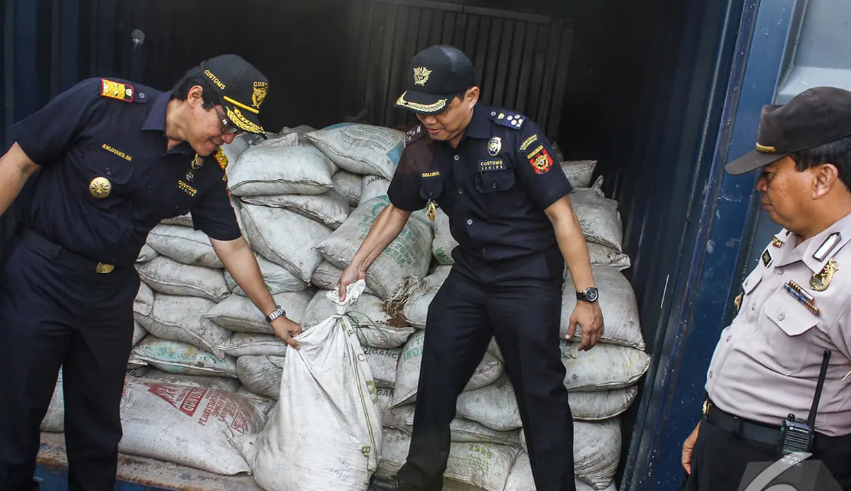 Petugas Bea dan Cukai menunjukkan barang bukti hasil pencegahan ekspor minerba ilegal sebanyak 37 kontainer, Tanjung Priok, Jakarta, Rabu (5/11/2014) (Liputan6.com/Faizal Fanani) 