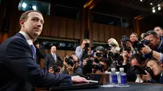 CEO Facebook Mark Zuckerberg memenuhi panggilan untuk bersaksi di hadapan Komite Senat Amerika Seriikat di Capitol Hill, Washington, Senin (10/4). Zuckerberg menghadap Kongres untuk memberikan kesaksian mengenai kebocoran data Facebook (AP/Carolyn Kaster)