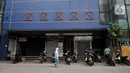 Suasana saat Pasar Perumnas Klender ditutup sementara, Jakarta, Rabu (10/6/2020). Pasar Perumnas Klender terpaksa ditutup sementara setelah ditemukannya sebanyak 20 pedagang postif Covid-19 berdasarkan hasil tes swab yang dilakukan beberapa waktu lalu. (merdeka.com/Iqbal S. Nugroho)