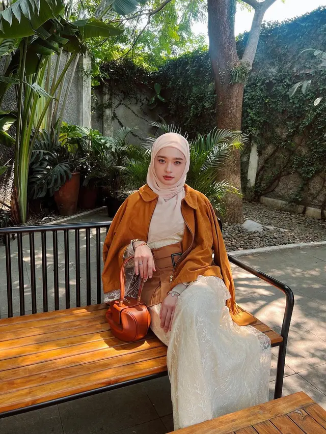7 Gaya OOTD Berhijab Ala Inara Rusli Ini Bisa Jadi Inspirasi