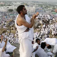 Ditengah kesibukannya, ke-4 pesepak bola dunia ini tetap menyempatkan waktu mereka untuk pergi umrah ke Tanah Suci. (Foto: umrahpackagesukblog.files.wordpress.com)