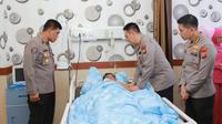 Kapolda Riau Irjen Mohammad Iqbal saat membesuk Kapolda Jambi Irjen Rusdi Hartono. (Liputan6.com/Istimewa)