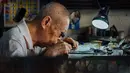 Wai Wah, seorang tukang reparasi arloji, tampak bekerja di tempat reparasi arloji Yoke Chong di Klang, Negara Bagian Selangor, Malaysia (5/12/2020). Kini dia merupakan satu-satunya tukang reparasi arloji berusia di atas 80-an tahun yang masih bekerja, di satu dari empat toko arloji di Klang. (Xinhu