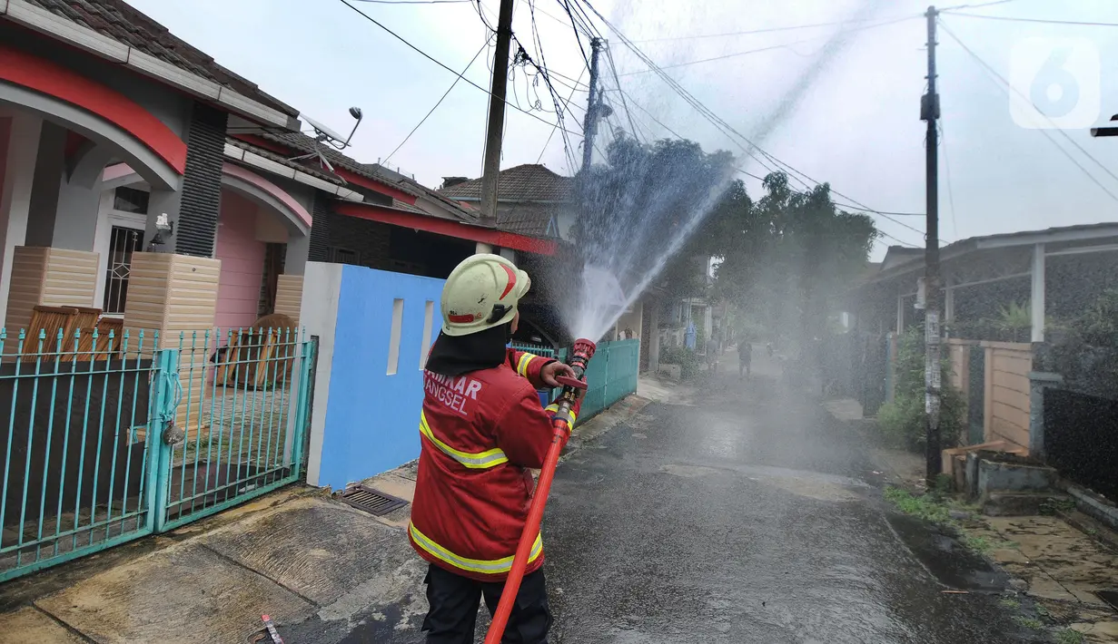 Petugas Damkar menyemprotkan cairan disinfektan pada pemukiman RW 21 Keluarahan Benda Baru, Tangerang Selatan, Banten, Kamis (1/7/2021). Penyemprotan dilakukan pada kawasan zona merah dimana di wialayah ini 46 warga terpapar Covid-19. (merdeka.com/Arie Basuki)