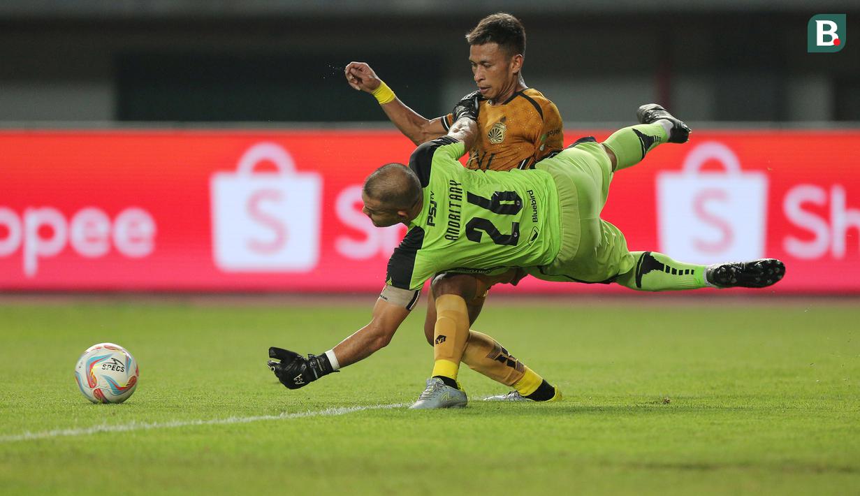 <p>Pemain Bhayangkara FC, Osvaldo Haay berebut bola dengan kiper Persija Jakarta, Andritany Ardhiyasa pada laga pekan ke-20 BRI Liga 1 2023/2024 di Stadion Patriot Candrabhaga, Bekasi, Senin (27/11/2023). (Bola.com/M Iqbal Ichsan)</p>