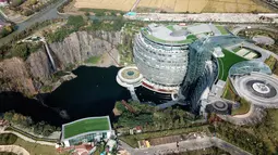 Hotel Intercontinental Shanghai Wonderland di distrik Songjiang, Shanghai, 16 November 2018. Dibangun secara vertikal sepanjang tebing bekas tambang bawah tanah, pembangunan hotel tersebut membutuhkan waktu hingga 10 tahun. (Fang Zhe/Xinhua via AP)