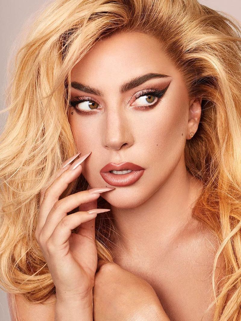 Sohildagi ayol erkakning qolini silkitadi (xususiy)