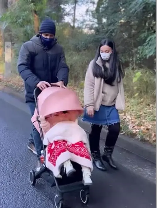 <p>Saat berjalan-jalan Asmirandah mengenakan jaket cokelat dengan inner warna serasi. Dipadukan mini skirt denim dan sepatu bootsnya. Dan Jonas dengan jaket hitamnya.&nbsp;(Instagram/@asmirandah89)</p>