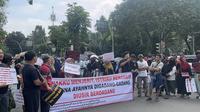 Pedagang Pasar Barito menggelar demonstrasi menolak untuk dipindahkan ke tempat relokasi