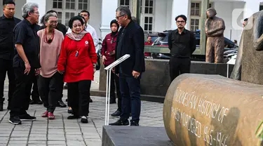 Presiden ke-5 Republik Indonesia, Megawati Soekarnoputri (tengah) didampingi pematung Dolorosa Sinaga saat melihat Monumen Penghilangan Paksa di Galeri Nasional, Jakarta, Kamis (8/8/20204). (Liputan6.com/Angga Yuniar)