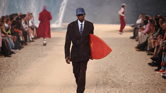 Louis Vuitton Hadirkan Ombak Buatan 26 Kaki ke Runway di Malam Terpanas Paris