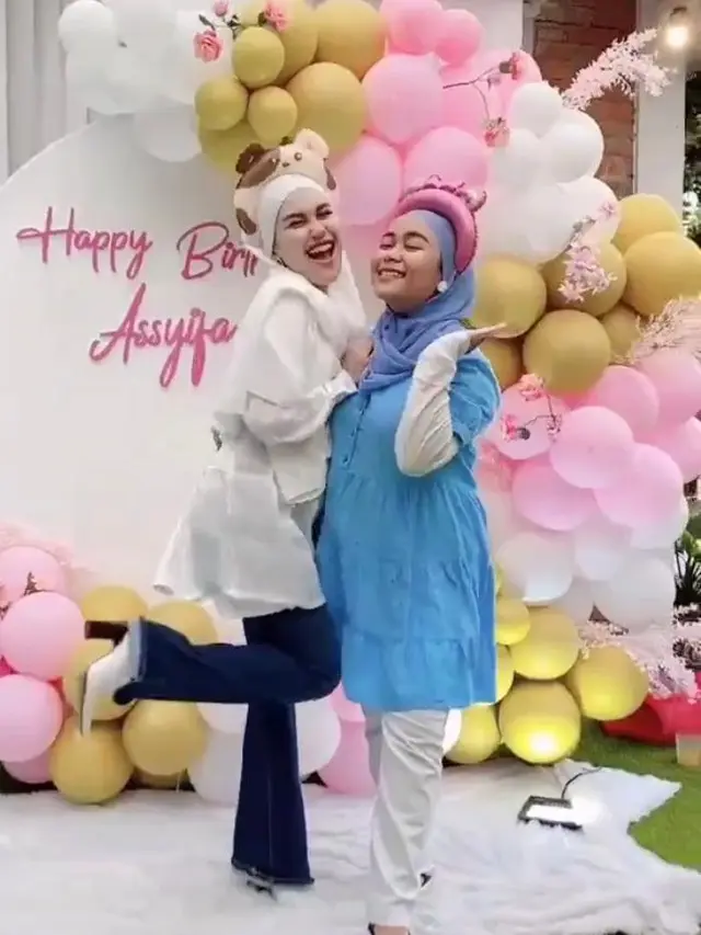 7 Pesona Cantik Ayu Ting Ting Pakai Hijab di Perayaan Ulang Tahun Adiknya, Tuai Pujian