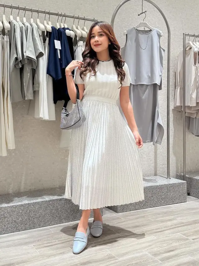 Inspirasi Mix and Match Rok Midi Bagi Pemilik Tubuh Petite