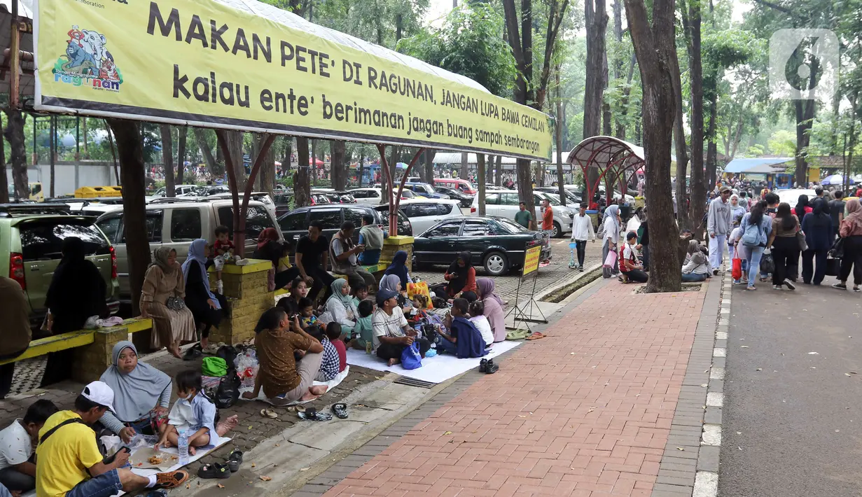Pengunjung juga diimbau untuk menggunakan masker di tengah keramaian. (Liputan6.com/Herman Zakharia)