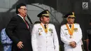 Gubernur-Wagub Sumsel, Herman Deru dan Mawardi Yahya bersama Mendagri Tjahjo Kumolo berada di depan gedung KPK, Jakarta, Senin (1/10). Gubernur terpilih ini mendatangi KPK guna melakukan pencegahan korupsi. (Merdeka.com/Dwi Narwoko)