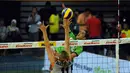 Tim putri Jakarta Electric PLN, Maria Jose Perez (kanan) melakukan smesh saat laga melawan Jakarta BNI 46 di Pertamina Proliga 2015, Dome Sport Balikpapan, (7/2/2015). Jakarta Electric PLN unggul 3-1 atas Jakarta BNI 46. (Liputan6.com/Helmi Fithriansyah)