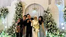 Sayangnya, Iis Dahlia sendiri berhalangan hadir ke acara pernikahan Nadya Mustika. Meski begitu, pedangdut itu tetap menyempatkan diri untuk melakukan video call untuk mengucapkan selamat. Selain bersama keluarga, Salshadilla juga ditemani oleh sang kekasih, Abimanyu Alfarizy. (Liputan6.com/IG/@salshaindradjaja)
