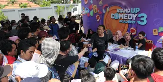 Indosiar kembali menggelar audisi Stand Up Comedy Academy 3 (SUCA 3). Setelah lima kota besar, kini audisi SUCA 3 dilakukan di Jakarta. Ribuan peserta terlihat hadir di pelataran Studio Indosiar Sabtu (19/8). (Daniel Kampua/Bintang.com)