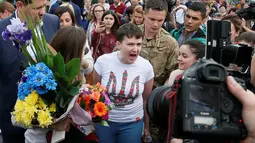 Nadezhda Savchenko berbicara dihadapan awak media begitu tiba di Bandara Boryspil, Kiev, Ukraina, Rabu (25/5).  Pilot helikopter militer berusia 35 tahun itu dibebaskan setelah hampir dua tahun ditahan di sebuah penjara di Rusia. (REUTERS/Gleb Garanich)