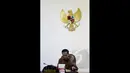 Presiden Joko Widodo saat memimpin rapat terbatas bersama dengan sejumlah menteri dan direktur utama BPJS di Komplek Istana Kepresidenan, Jakarta,(27/2/2015). Rapat membahas tentang keluhan masyarakat mengenai biaya BPJS.  (Liputan6.com/Faizal Fanani)