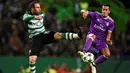 Striker Real Madrid, Lucas Vazquez (kanan), berduel dengan bek Sporting CP, Bruno Cesar, pada laga kelima Grup F Liga Champions di Estadio Jose Alvalade, Selasa (22/11/2016). (AFP/ Patricia De Melo Moreira)