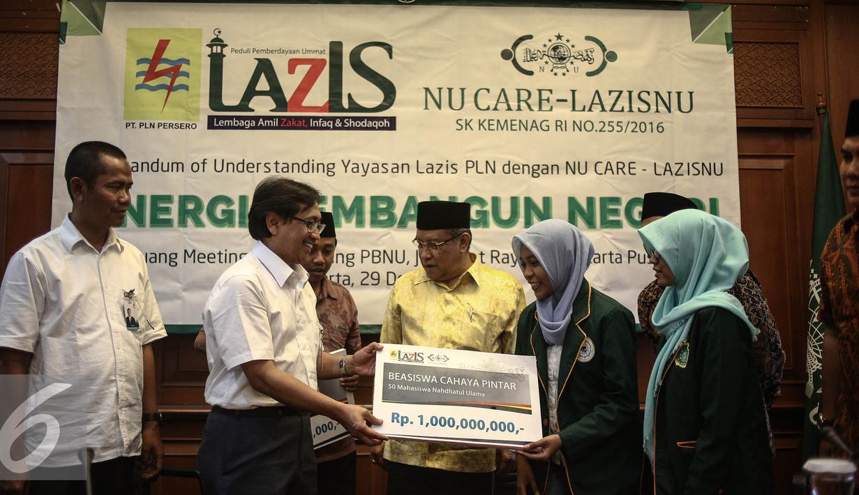 Direksi PLN Amir Rosidin mewakili Yayasan PLN memberikan Beasiswa Cahaya Pintar untuk 50 Mahasiswa Nahdhatul Ulama dalam acara penandatangan MoU di Gedung PBNU, Jakarta, Kamis (29/12). (Liputan6.com/Faizal Fanani)