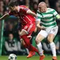 Gelandang Bayern Munchen, Javi Martinez berusaha membawa bola dari kawalan pemain Celtic, Scott Brown saat bertanding pada grup B Liga Champions di Celtic Park di Glasgow (31/10). Munchen menang atas Celtic 2-1. (Andrew Milligan / PA via AP)