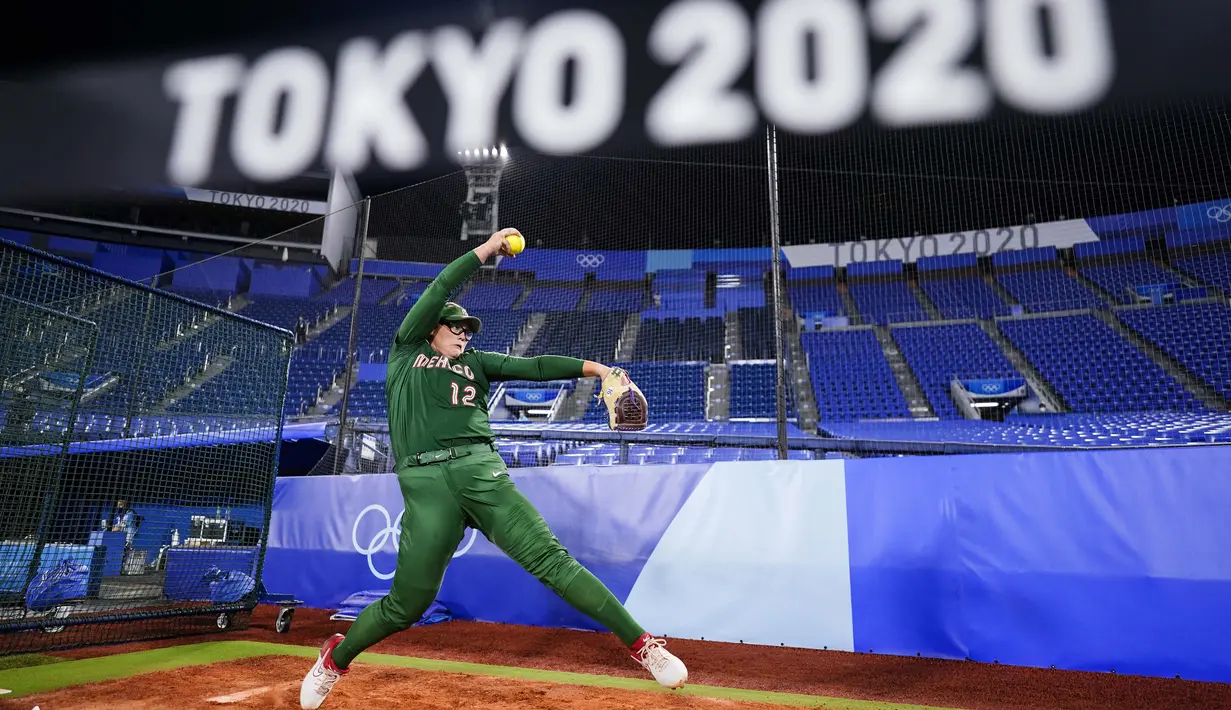 Atlet Sofbol asal Meksiko, Dallas Escobedo melakukan pemanasan sebelum melawan Italia dalam pertandingan sofbol  Olimpiade Tokyo 2020 di Yokohama, Minggu (25/7/2021). (Foto: AP/Matt Slocum)