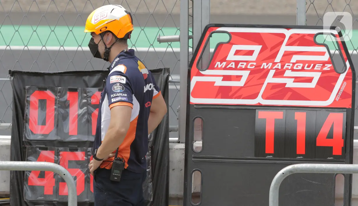 Official Repsol Honda Team saat sesi Warm Up MotoGP di Pertamina Mandalika International Street Sirkuit, Nusa Tenggara Barat, Minggu (20/3/2022). (Liputan6.com/Helmi Fithriansyah)