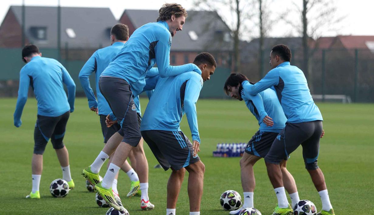 Finis di posisi ke-12 pada fase liga, sudah cukup mengantarkan Newcastle United ke babak 16 besar Liga Champions untuk pertama kalinya dalam sejarah klub. Tampak dalam foto, striker Newcastle United asal Jerman, Nick Woltemade melompat ke punggung Malick Thiaw saat mengikuti sesi latihan tim di pusat pelatihan Darsley Park di Newcastle upon Tyne, pada Senin 9 Maret 2026. (SCOTT HEPPELL/AFP)