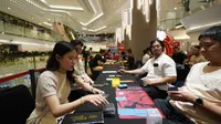 Para pemain Pokémon teribat keseruan dalam mini battle TCG di Festival Pokémon, beberapa Waktu lalu. Para pemain dan penggemar Pokémon mendapatkan kejutan istimewa di pengujung Januari 2025, yakni ada koleksi kartu terbaru. (FOTO / Ist AKG)