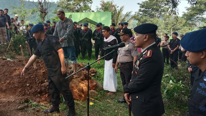 Pemakaman Muhamad Saepul Muhdori, anggota Satgas Tinombala IV di Pandeglang, Banten, Sabtu (14/12/2019). (LIputan6.com/ Yandhi Deslatama).