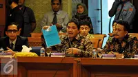 Anggota BPK Achsanul Qosasi (tengah) mengikuti rapat dengan Pansus Pelindo II di Jakarta, Kamis (22/10/2015). Pansus Pelindo meminta hasil audit BPK terhadap perusahaan  yang diduga merugikan negara dalam kasus Pelindo II. (Liputan6.com/Johan Tallo)