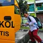 Siswa saat menaiki bus gratis di halaman rusun Muara Kapuk, Jakarta, Jumat (22/4/2016). Dua unit Bus gratis ini akan melewati rute Teluk Gong, Bandengan dan Jembatan Lima. (Liputan6.com/Yoppy Renato)