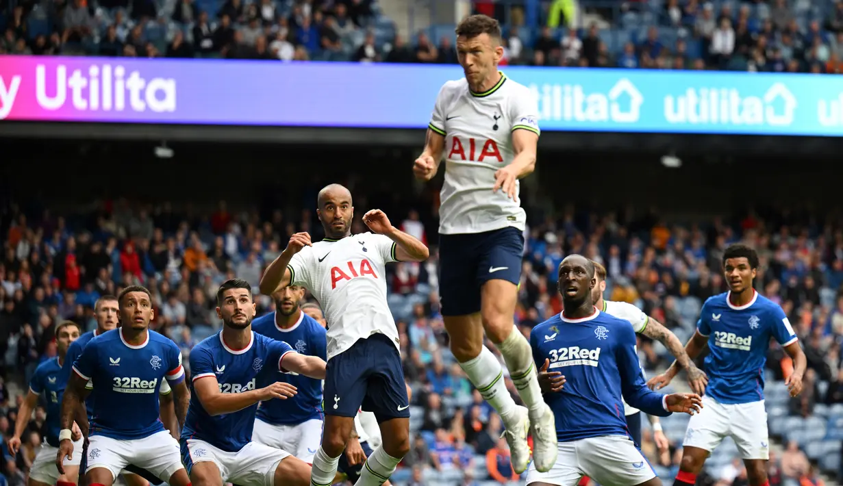 Gelandang Tottenham Hotspur, Ivan Perisic menyundul bola saat bertanding melawan Rangers selama pertandingan persahabatan di Stadion Ibrox di Glasgow (23/7/2022). Tottenham menang tipis atas Rangers 2-1. (AFP Photo/Andy Buchanan)